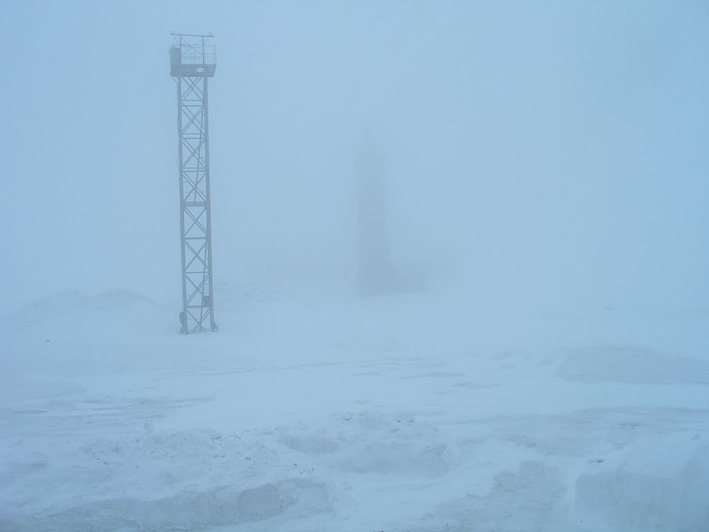 Lighting tower and calibration mast in blizzard, Norilsk Vega MS